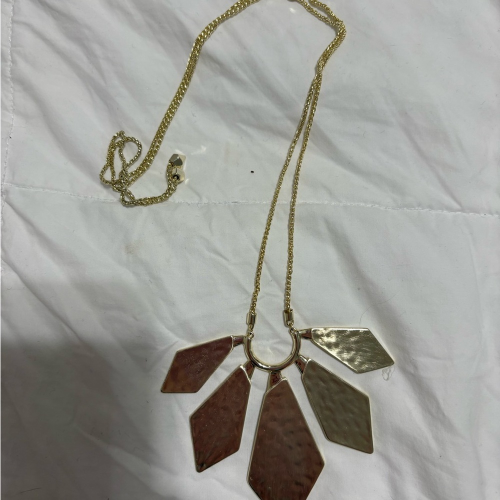 Elegant Gold Pendant Necklace